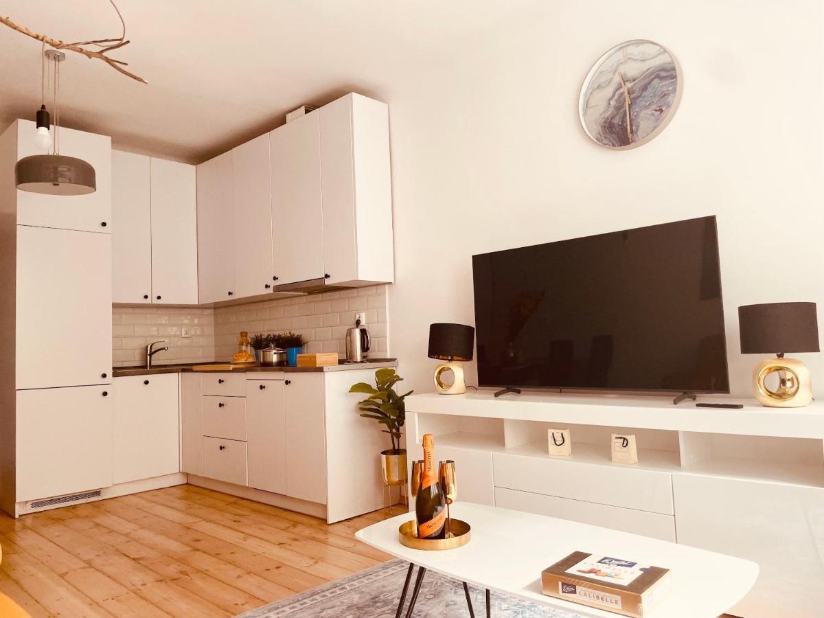 Luxury 4-Bedroom Apartment In Centre - Self-Check In & Fast Wifi Varsó Kültér fotó