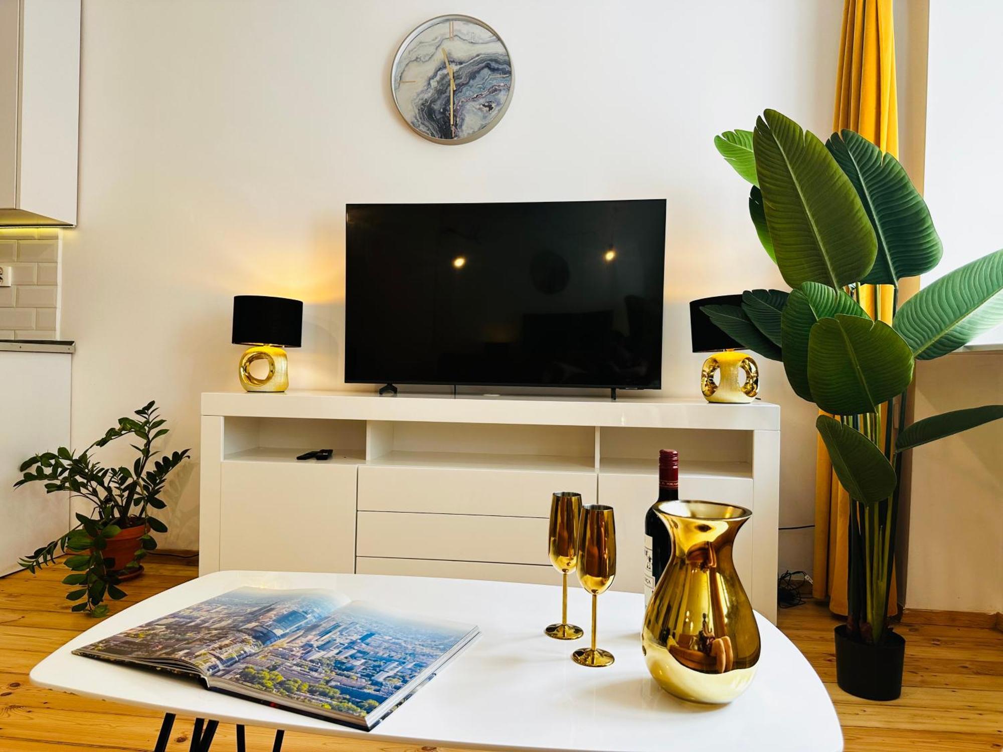 Luxury 4-Bedroom Apartment In Centre - Self-Check In & Fast Wifi Varsó Kültér fotó